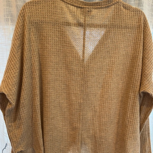 Urban outfitters tie knot waffle knit blouse V neck with tortoise buttons. - Picture 6 of 12